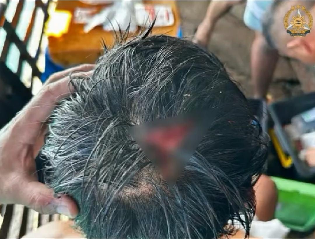 两艘菲律宾橡皮艇在仁爱礁上挑衅我硬质巡逻艇，被咱们的小伙子拿着棍子一顿干，打跑了