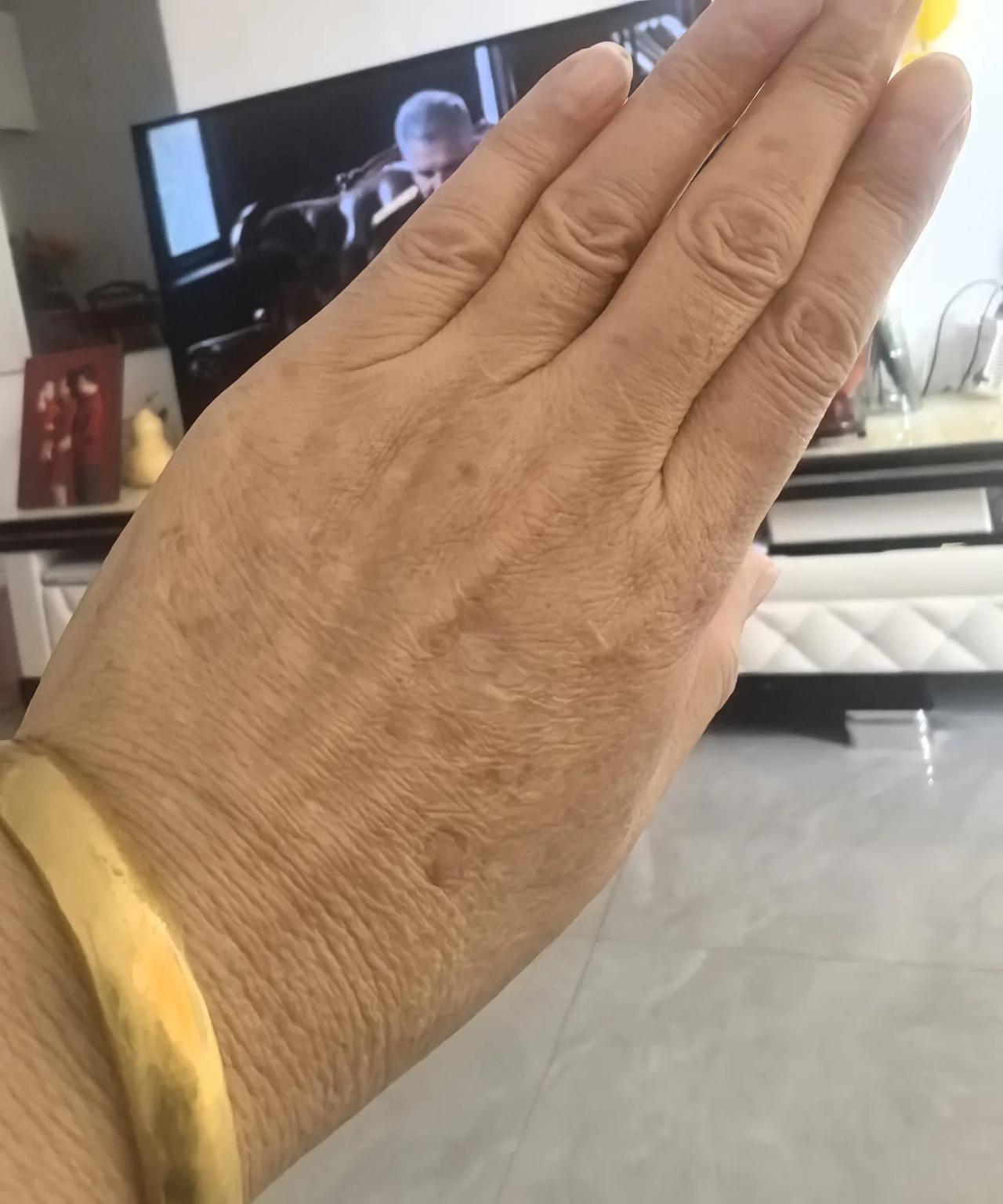 表妹来我家串门，聊天挥动着大手，手上的大金镯子晃的刺眼睛。我的表妹