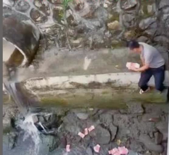 深圳一河道突现大量成扎钞票近日，深圳宝安区新安街道的一条河道出现了离奇的