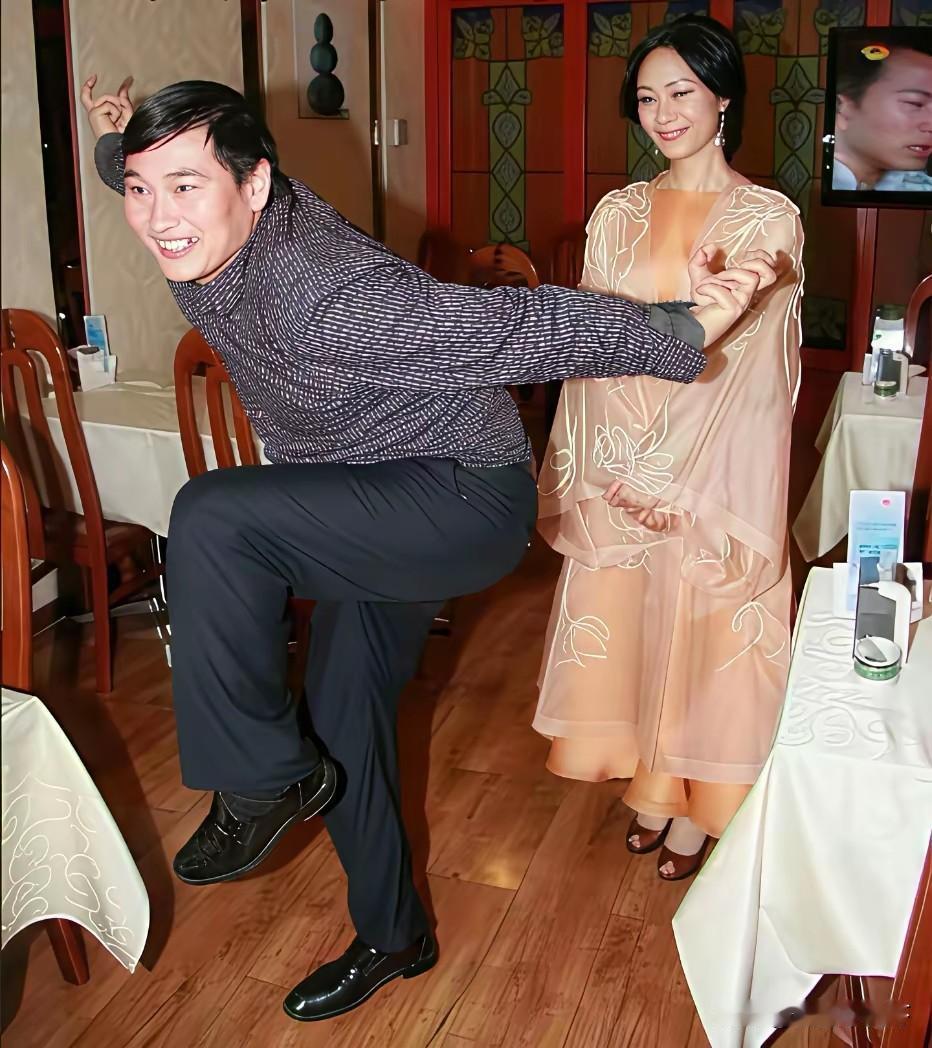 不懂就问，大衣哥我认出来了，后面那个美女是谁？