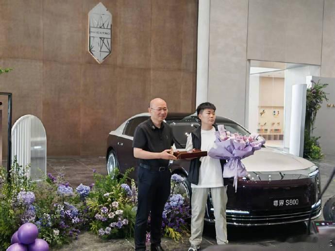 尊界车主既有老钱也有新钱尊界S800今日正式开启全国先行者交付。分析现在尊界