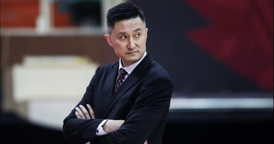 不少人预测广东新来的非常牛的外教留不住，因为主教练杜峰是不可能允许这么牛逼的人存