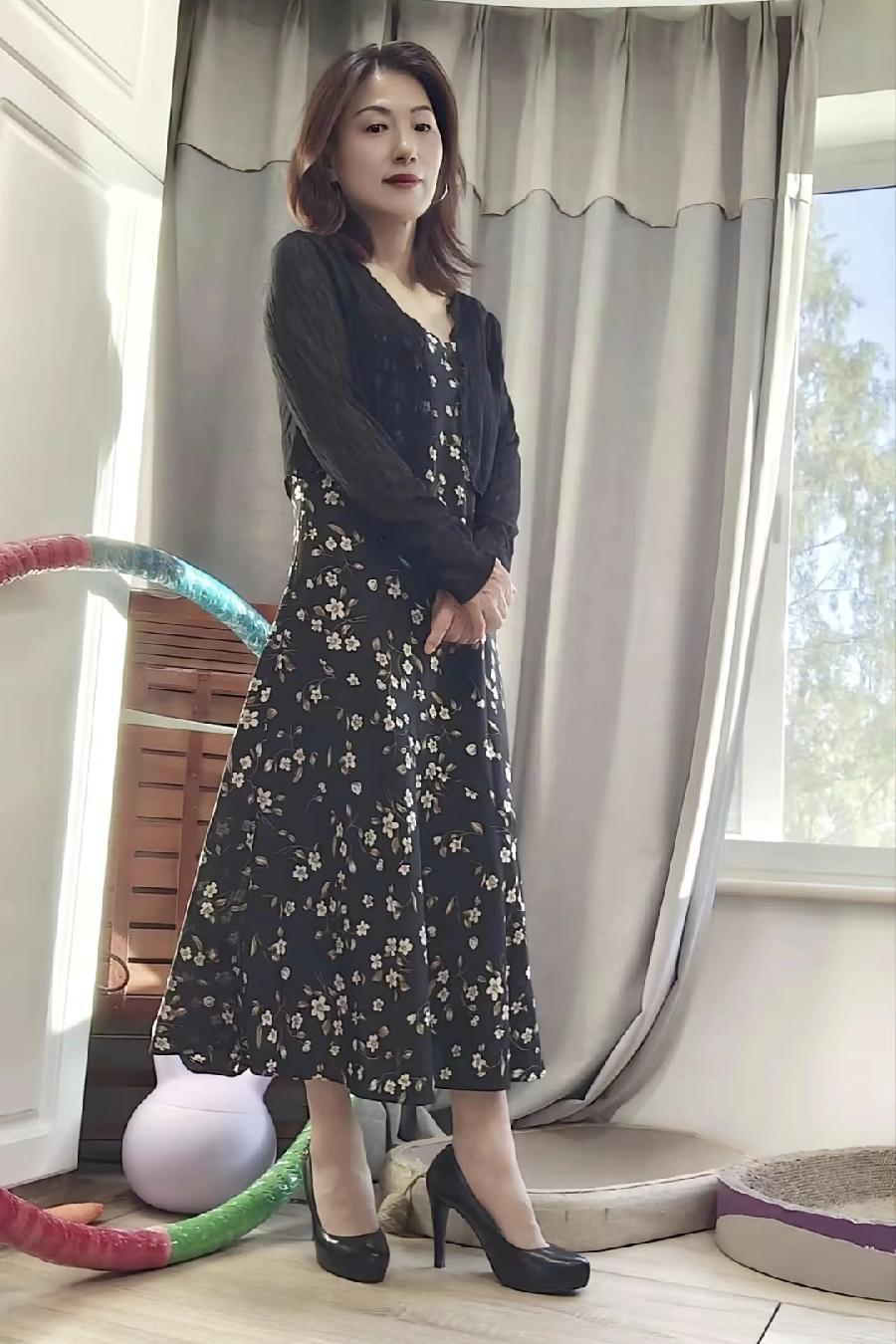 我爸上个月打电话来，说我妹要订婚了，男方那边要求五金一钻，还差五万块。他说你当姐