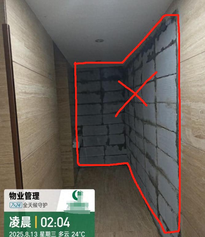 天津，一业主凌晨趁没人时，竟偷偷把公共区域整个一楼大堂全砌上墙，狠狠地把自家面积