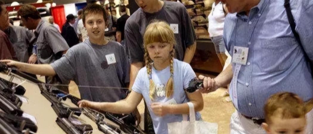 美国民间分散了4亿支枪，为什么美国人造反比登天还难，说白了，美国民众确实有枪