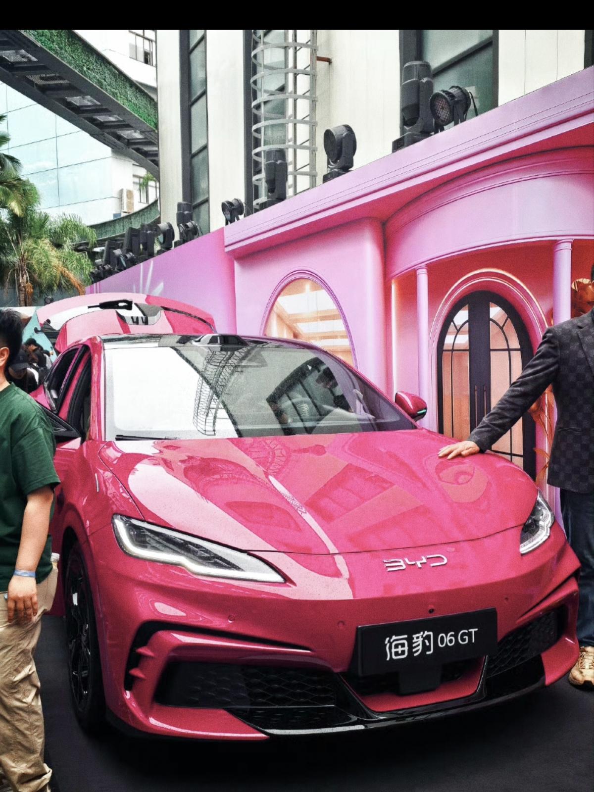 全程看完发布会，今晚谁也别想睡个好觉了。比亚迪这哪是发布新车，完全是让友商绝望，