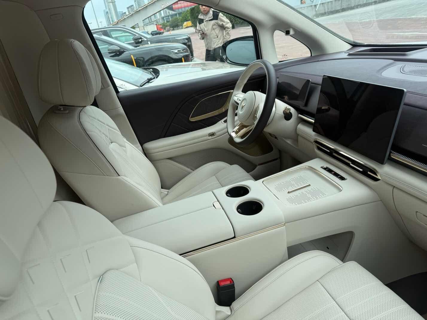 这车的后排简直是移动头等舱，零重力座椅带按摩，长途旅行时家人能完全躺平休息，舒服