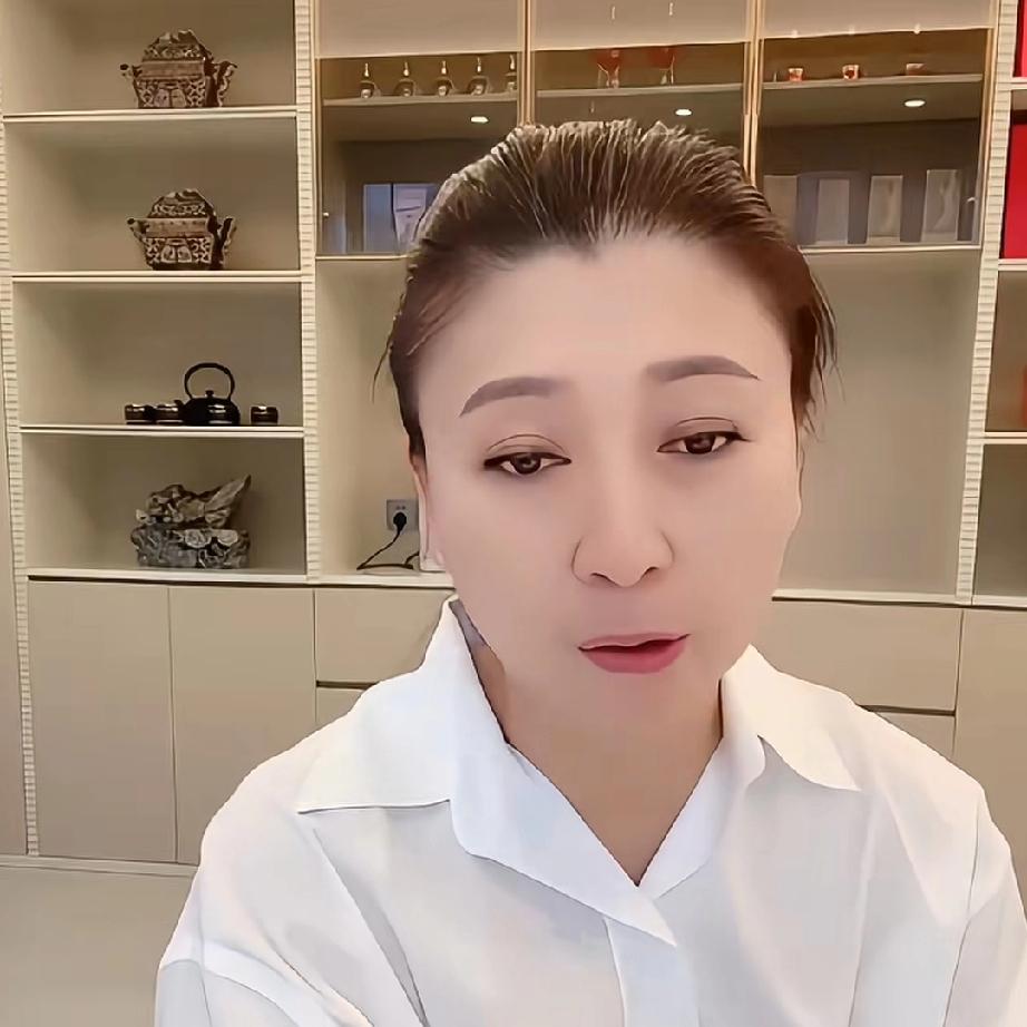 闫学晶在直播间里对粉丝们说:“我经常对我爱人和家里人说，我有这个能力挣钱的时候，