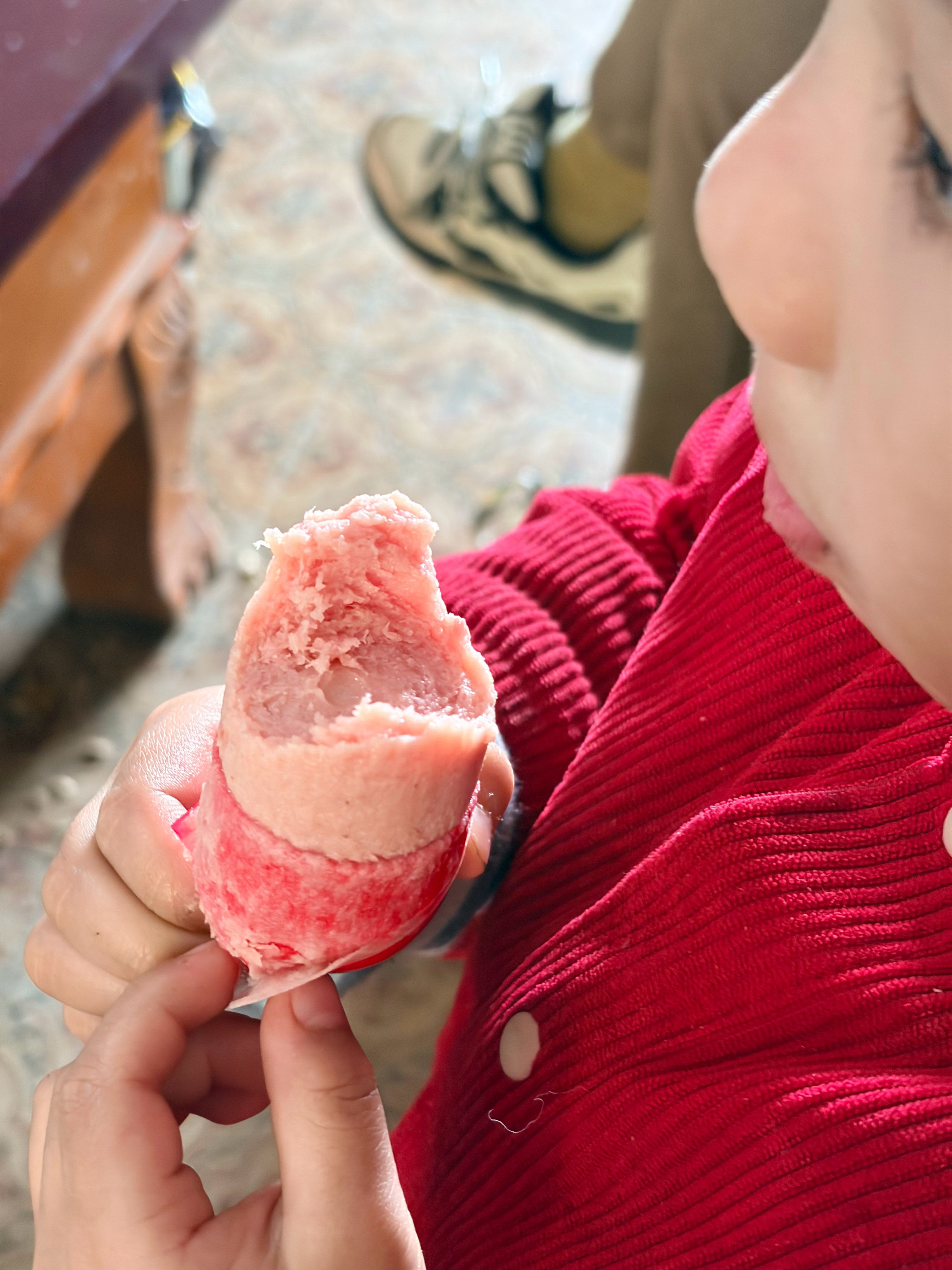 自己家昨天新宰杀的鲜猪肉去镇上灌的火腿肠，蒸熟了直接吃，简直美味啊，平时不爱吃肉