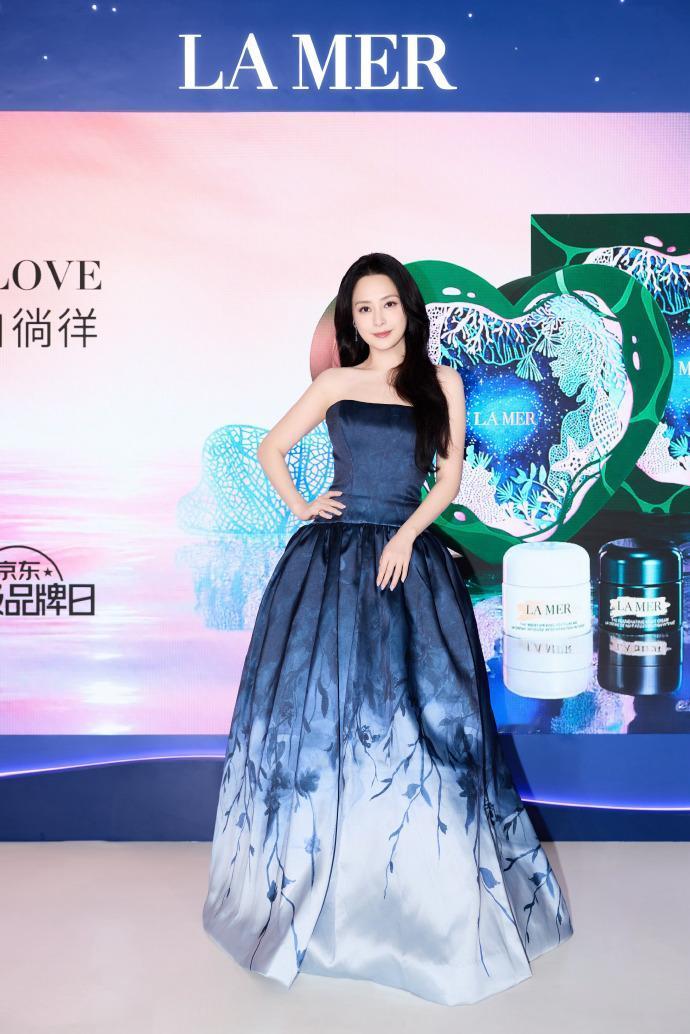 今天钟欣潼在出席时尚活动的时候搭配了一件蓝色的裙子，整个人显得极为高贵。她穿