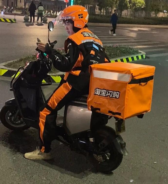 饿了么骑手已更换橙黑新工服好家伙，这明明是「竞速橙」赛车服~我决定先点一周「淘