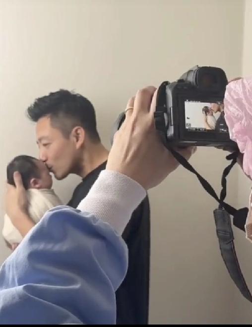 汪小菲和汪宝儿合拍满月父子照。第三次做爸爸的汪小菲似乎更幸福了，真应了“人老喜