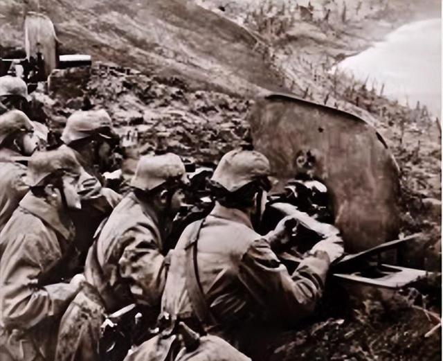 1951年10月，272高地只剩九名志愿军，看着美军即将冲上阵地，战士们准备拼命