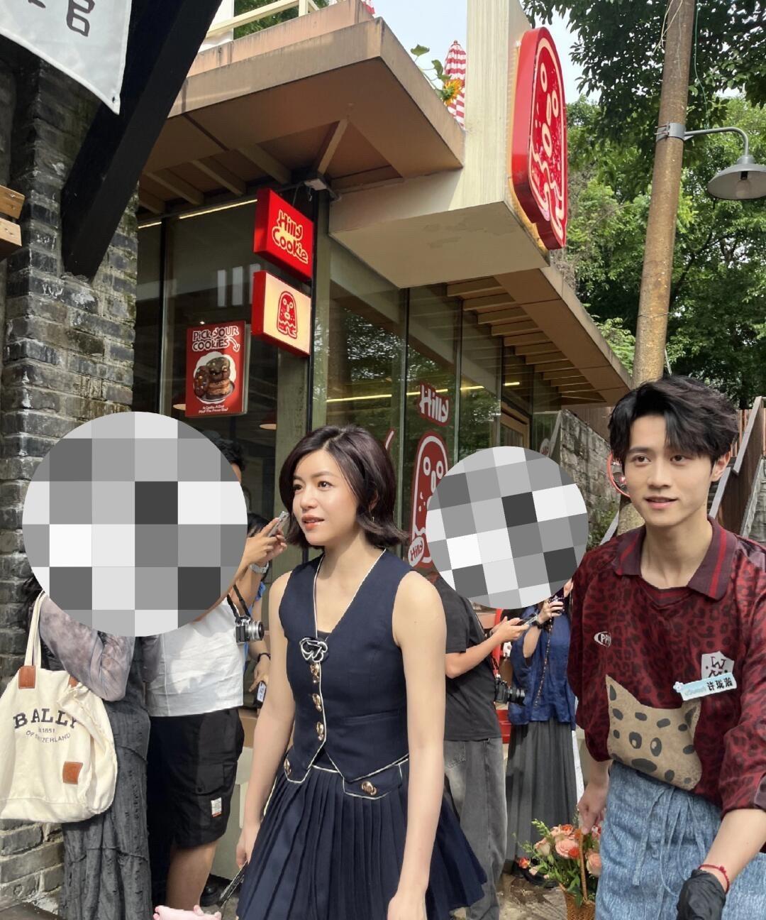 陈妍希这手臂线条，一看就是悄悄练过～～今日，陈妍希逛街被偶遇，明明官方身高156