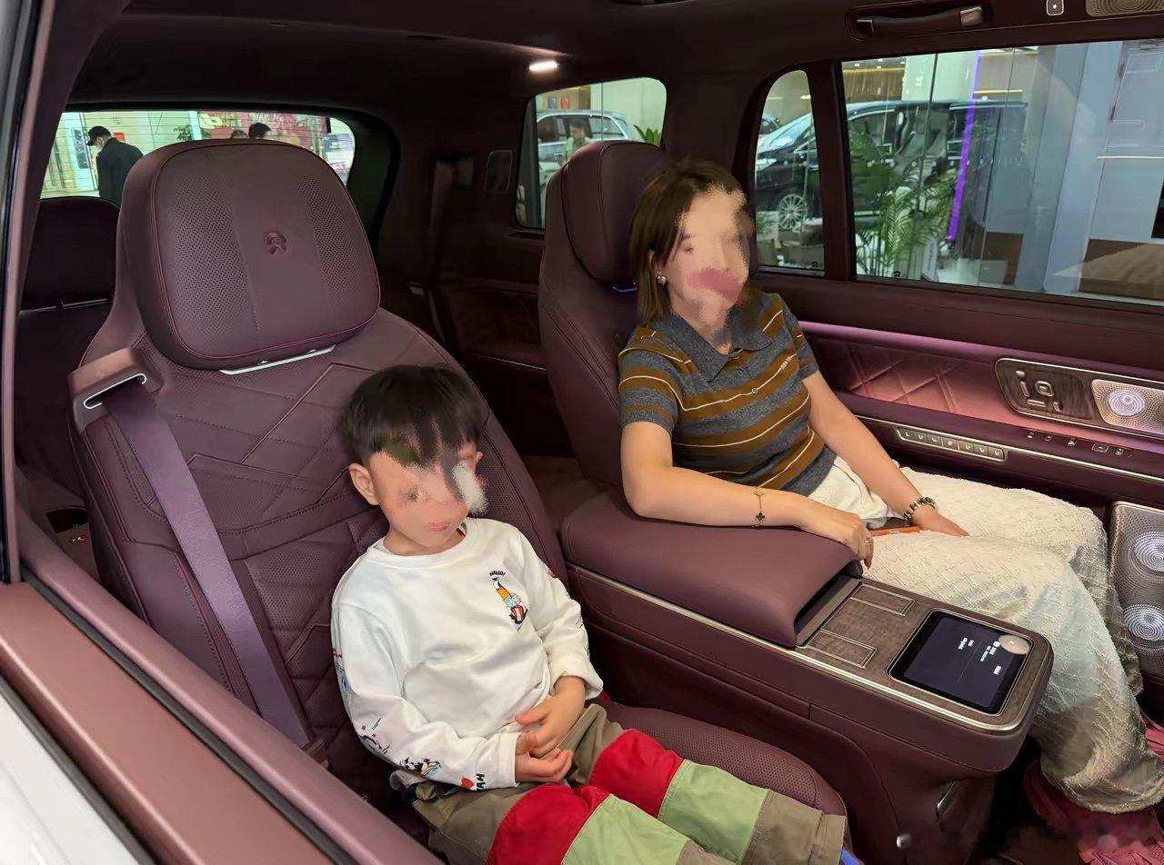 网友表示：理完发，领着两位领导去看车！我媳妇头回见ES9，听完预售价，惊讶坏了！