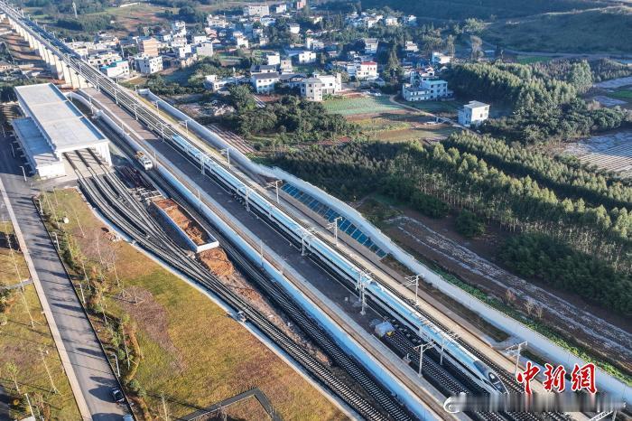 中新社贵州兴义11月28日电(记者张伟瞿宏伦袁超)贵州盘州至兴义高铁(简