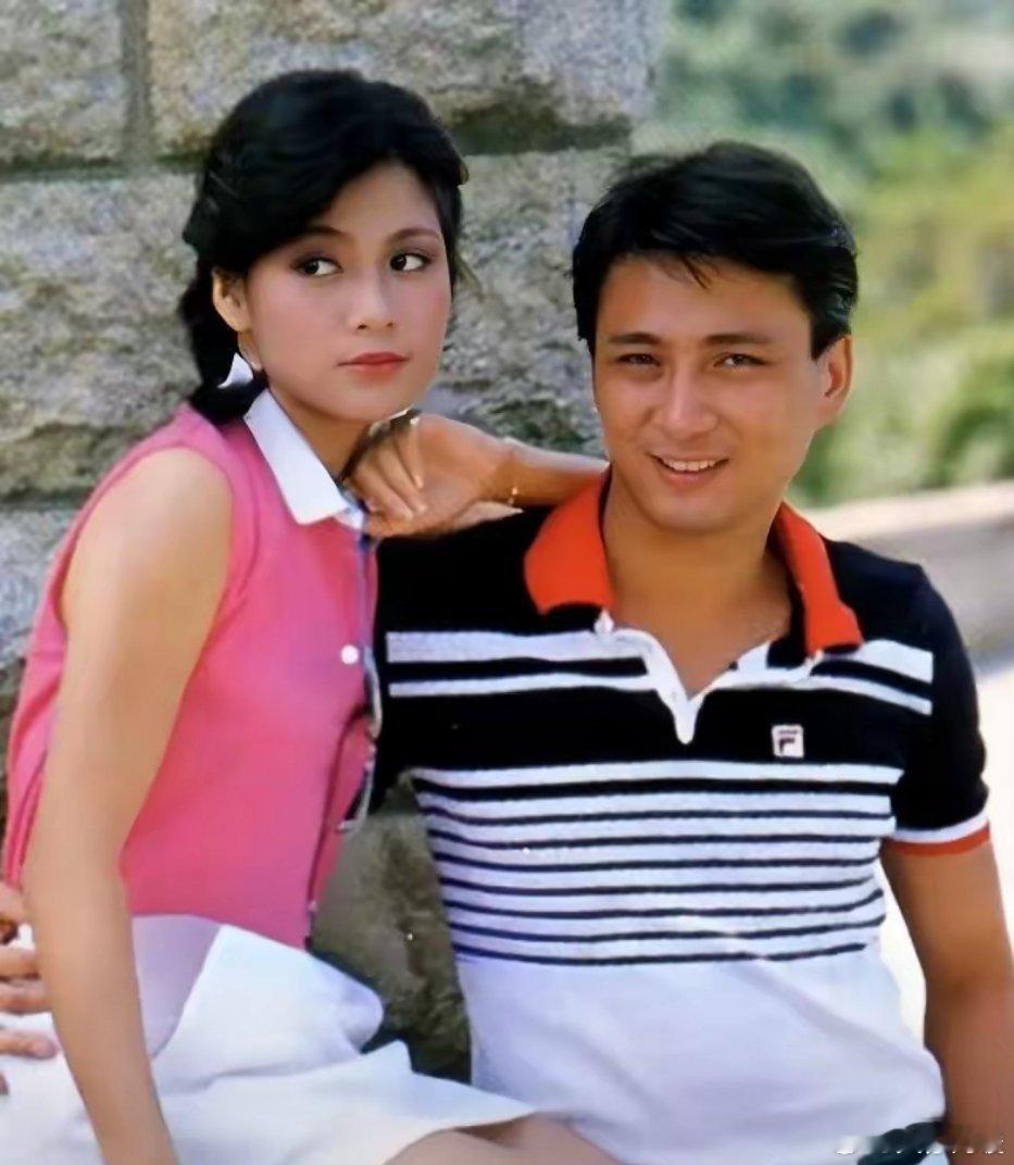 来瞧瞧1983年翁美玲与男友汤镇业的这张留影旧照。那时的她，青春正好，与汤镇业站