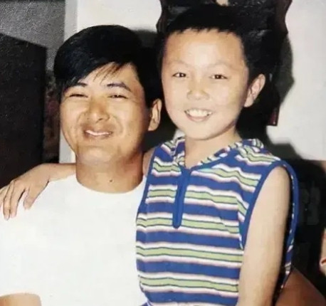 1994年，10岁的谢苗拍完《赤子威龙》后，周润发给了他5000块，对他说：“退