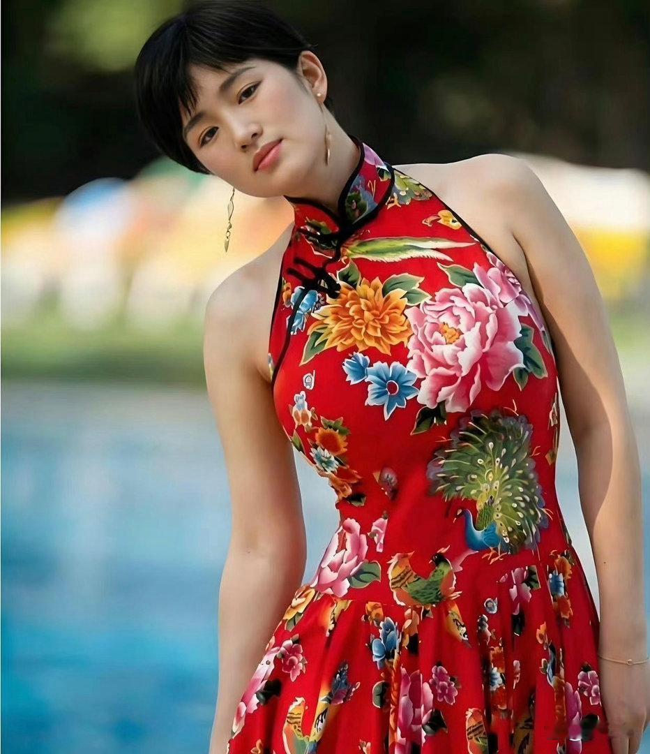 1992年第49届威尼斯电影节落幕，27岁巩俐一身吸睛东北大花布造型登场，携作品