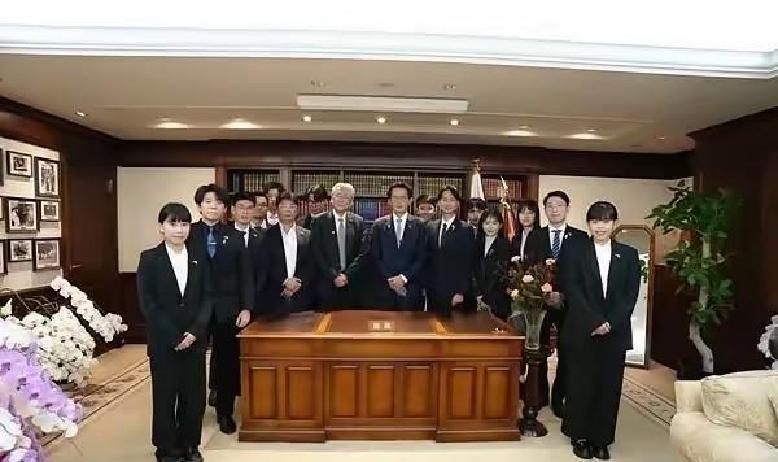 昨天，黄国昌领着青年团跑到日本转悠，本想低调交流，结果被请进自民党总裁高市早苗的