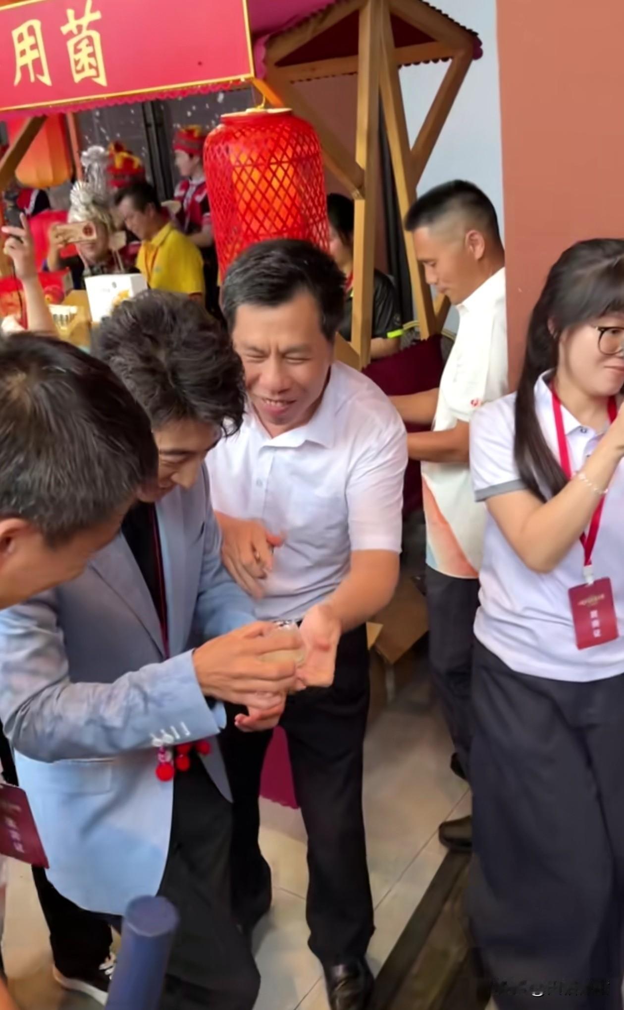 全网唯一得到撒贝宁老师挥手回应的幸运儿。有网友发动态，说自己在站在高处拍摄，