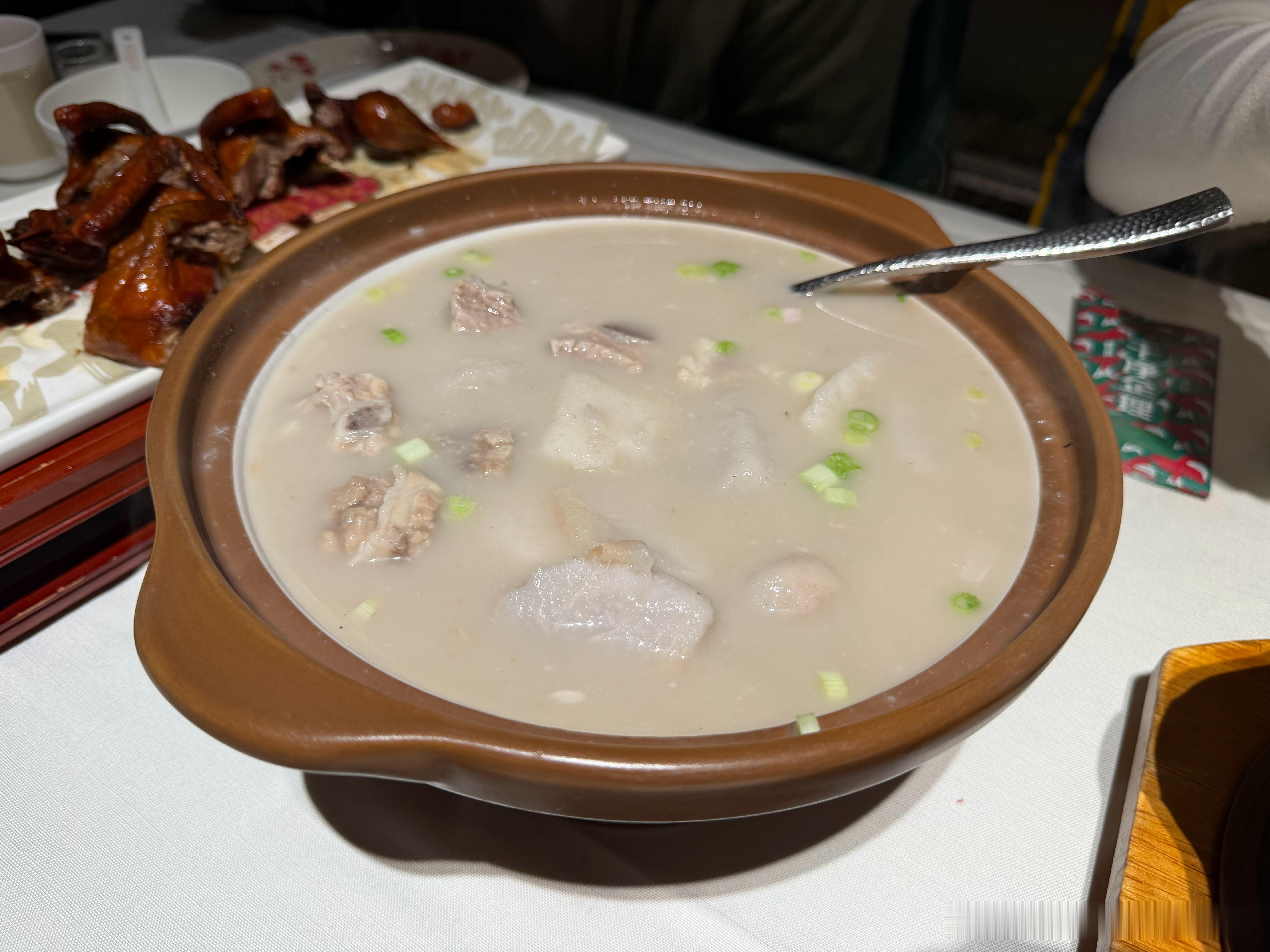 在广州的朋友都去给我吃！！！太好吃了！！！！这个饭店里遇到了一波又一波熟人