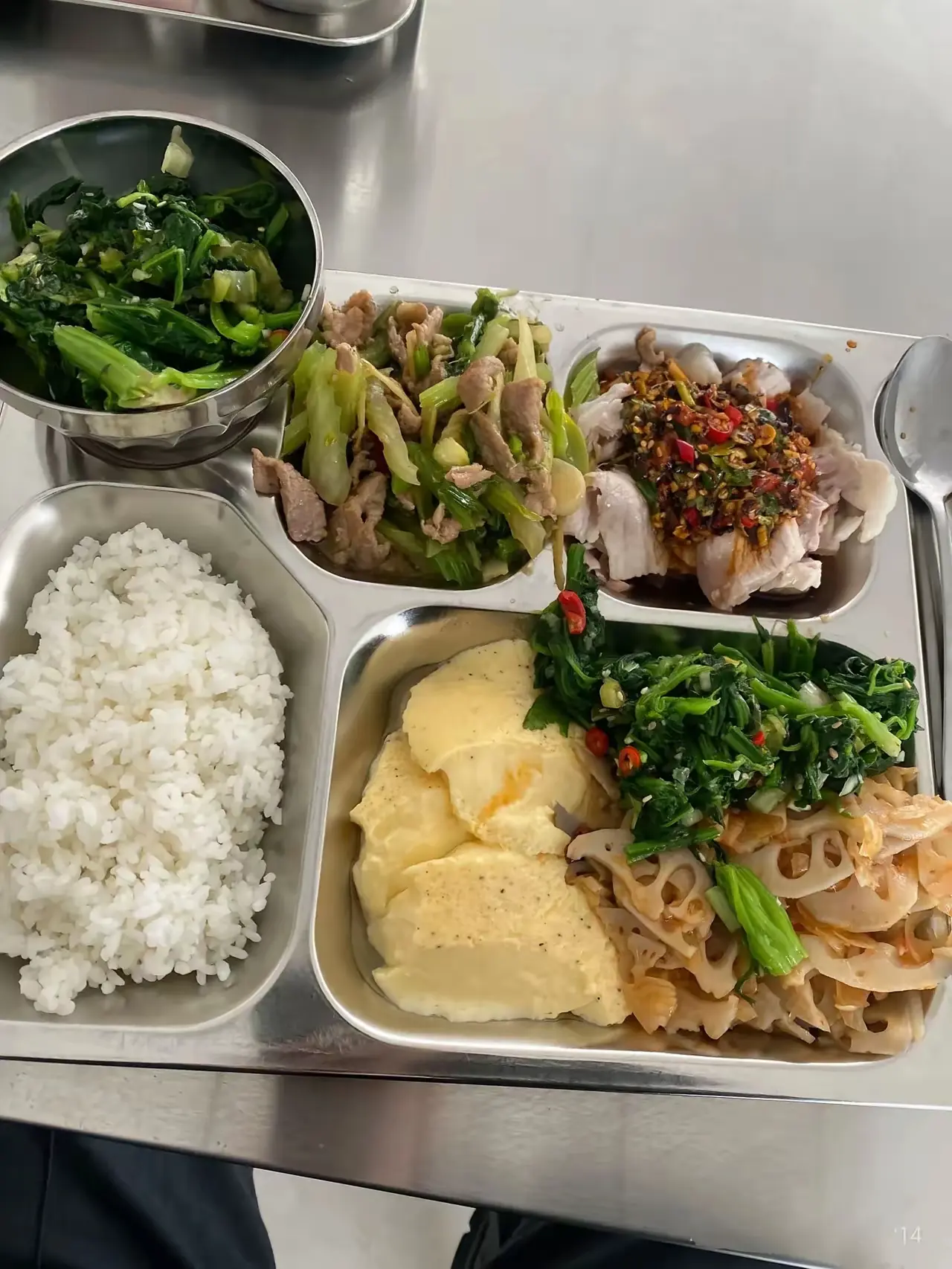 食堂开饭了，8元一份的饭菜怎么样