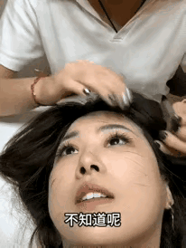 小姐姐注意点啊，你现在是在修眉毛呀，这是很危险的呀。