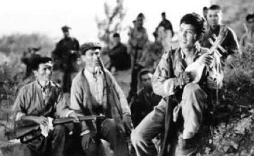 1938年，6名游击队员乔装打扮成农民，为日寇据点送好酒好菜，正在点头哈腰称