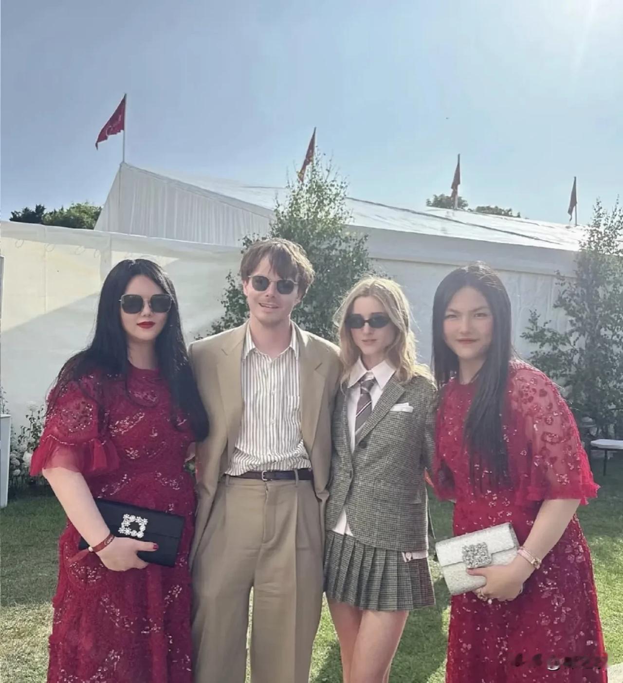 王诗龄的审美过多被她妈妈影响了吧，因为她的衣服裙子包包基本上都是奢牌，而且偏成熟
