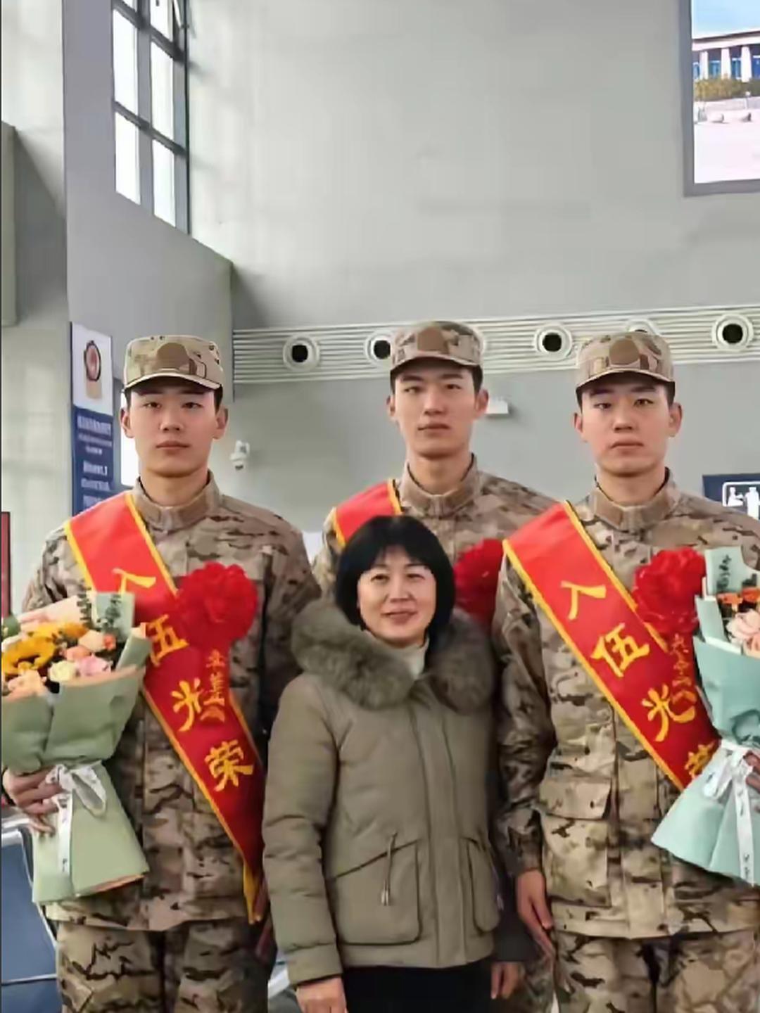 湖南三胞胎母亲送三子参军，这才是大写的母爱湖南望城的黄佩霞，2002年早产