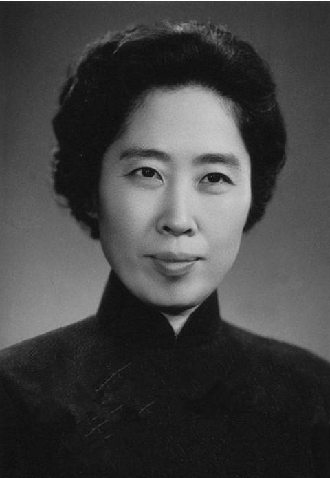 2004年，83岁高龄的王光美突然叫来了自己的儿子刘源，王光美看着儿子，