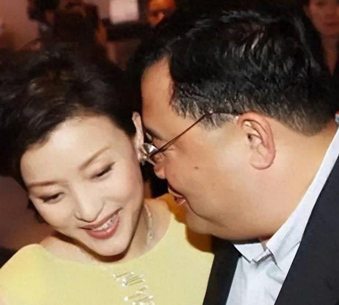 1994年，富豪吴征斥资500万买下一艘游艇，把有夫之妇杨澜邀到游艇大胆表白。杨