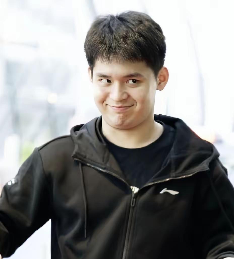 林诗栋这波纯属“躺着中枪”！说他打了北京大满贯混双吧，人压根没上场；说没打吧，整