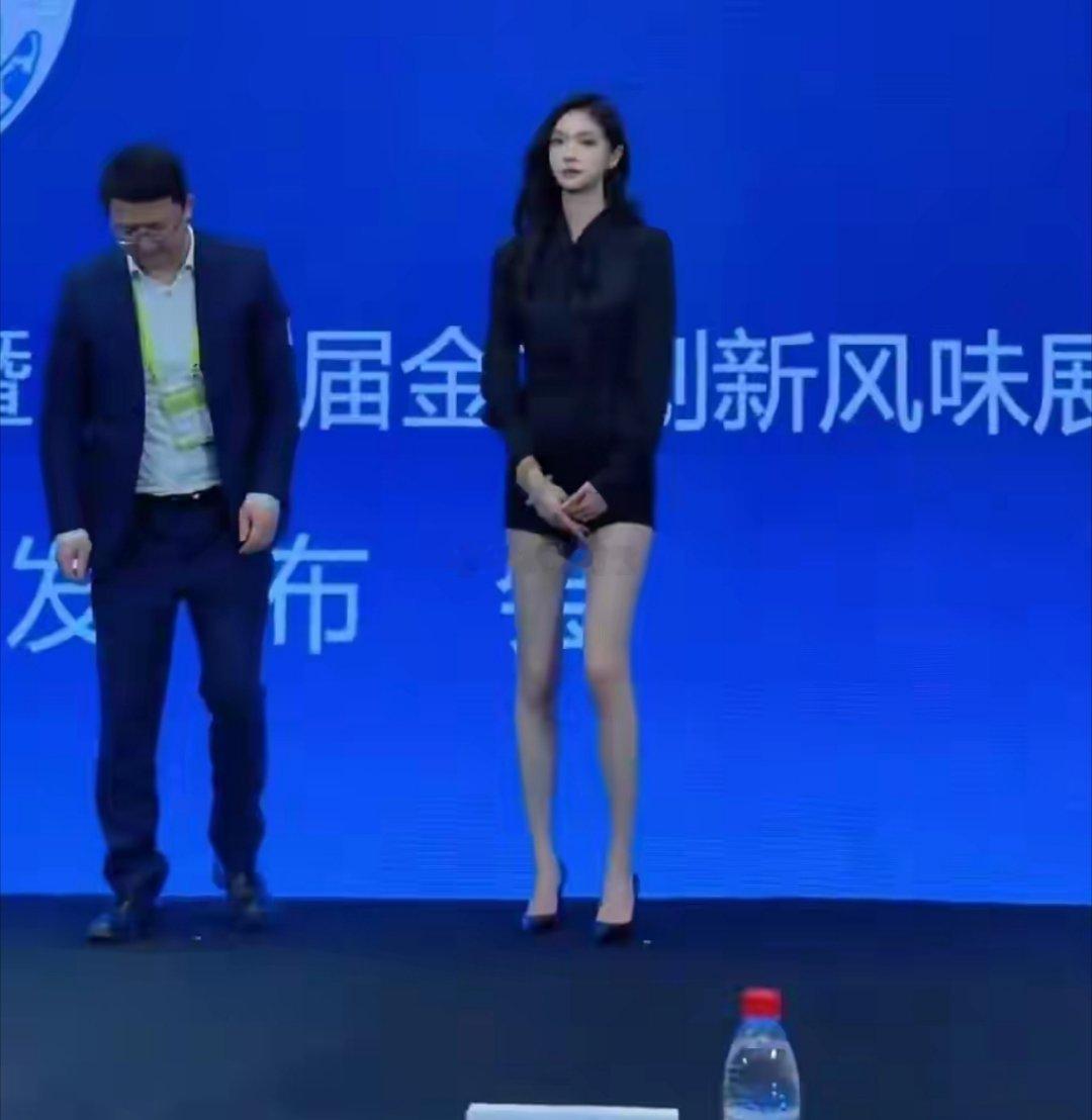 我觉得她才是内地超模第一美，何穗奚梦瑶都要让一让。