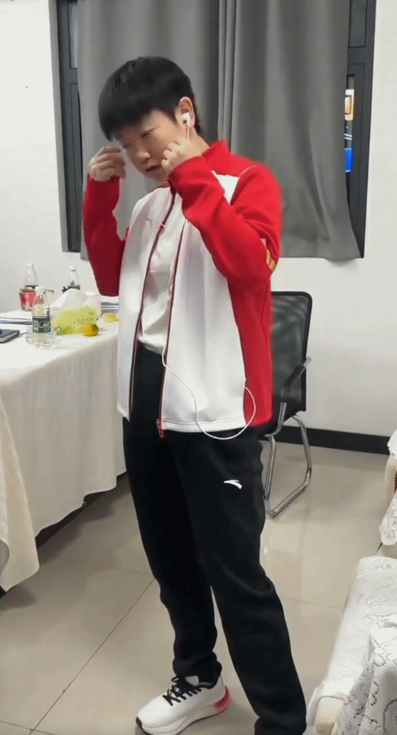 后台准备的莎莎，莎莎拿着耳机问工作人员戴一个？工作人员回答：最好戴两个…最终上