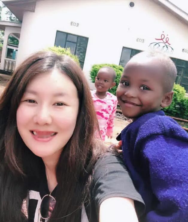 王宝强的女友冯清肤白貌美，她身旁的非洲黑娃衬得她愈发美丽了。