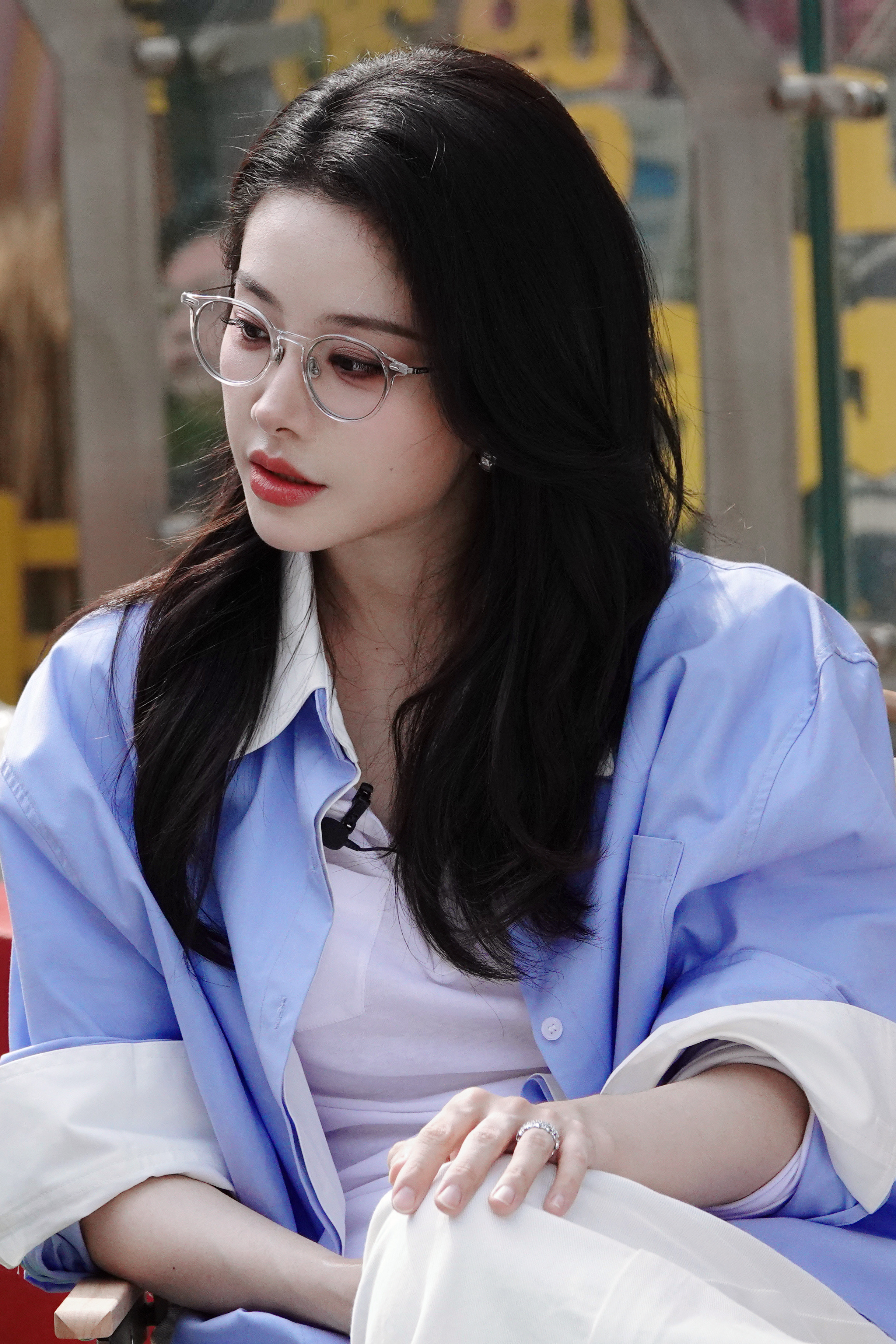 喻言长发微垂，细框眼镜衬得眼神温柔又带点慵懒，发丝拂过肩头时，连光影都跟着软了