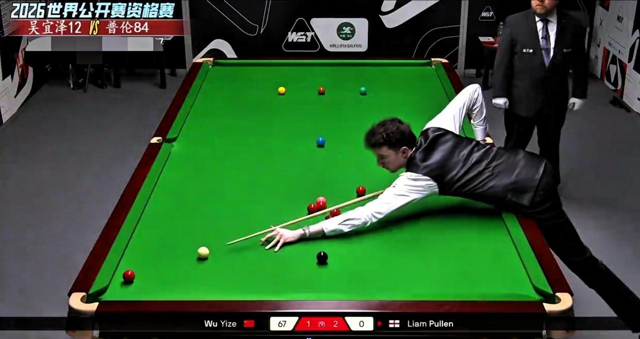 吴宜泽这杆球，真把我看糊涂了。领先67分，台面剩6颗红球，随便闷一颗就超分的局