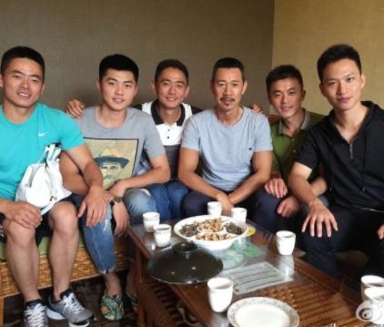 这张6人合照，我认出了穿浅灰T恤、沉健结实的张丰毅，穿蓝色T恤、夹着白包的谢添与