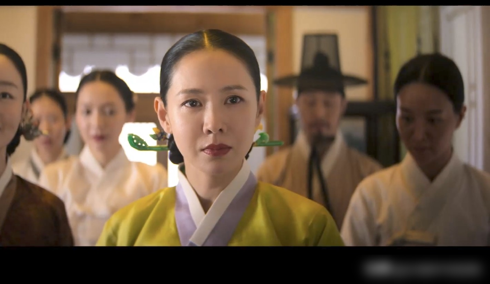 孙艺珍这次是真豁出去了，眼神都变了。上线一天，直接把韩国Netflix干到第一，26个国家挤进前十。