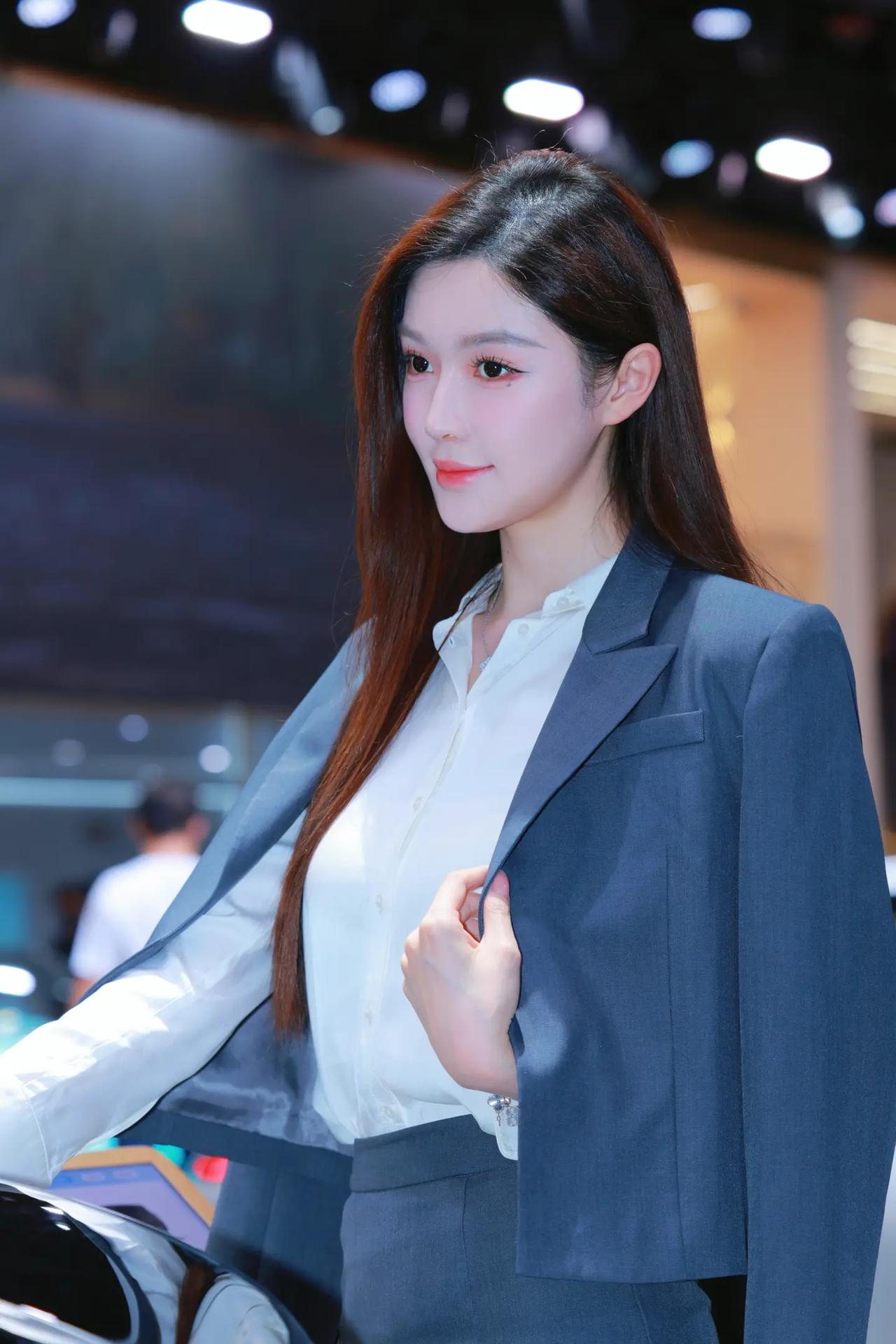 共赏美丽车模车展气质女神车展拍摄车模人像，怎么拍才好看车展热门打卡车模与