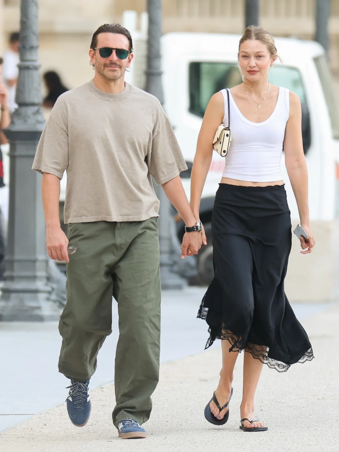 Gigi Hadid和Bradley Cooper戴着对戒约会