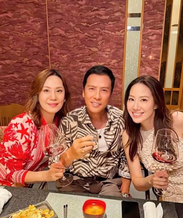 甄子丹63岁了还在银幕里飞檐走壁，他岳母徐莉君69岁，站22岁外孙女旁边像亲姐妹