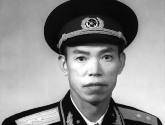 1962年，开国中将梁兴初回乡探亲，村民们都表现的很热情，可是一铁铺老板娘却深感