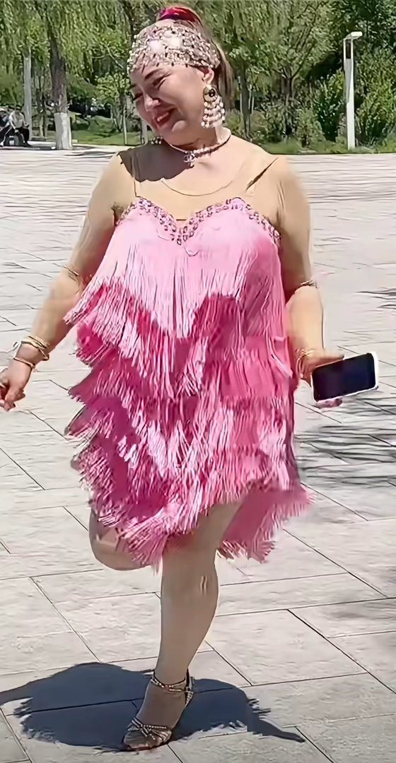 中国大妈真是无所畏惧，这要是你妈你答应不答应她这样出去嘚瑟？