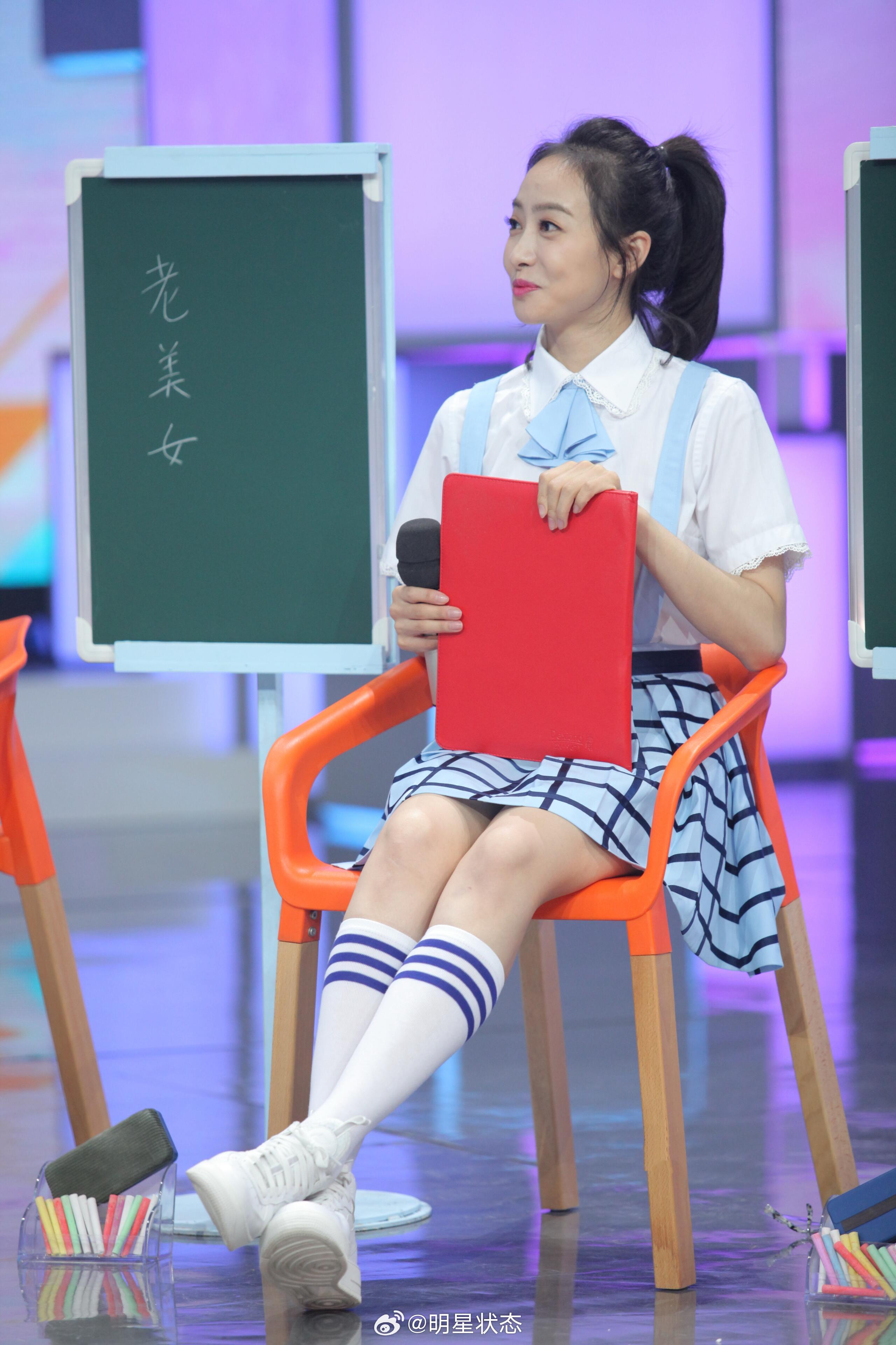 宋茜早期综艺校服造型少女感溢出屏幕
