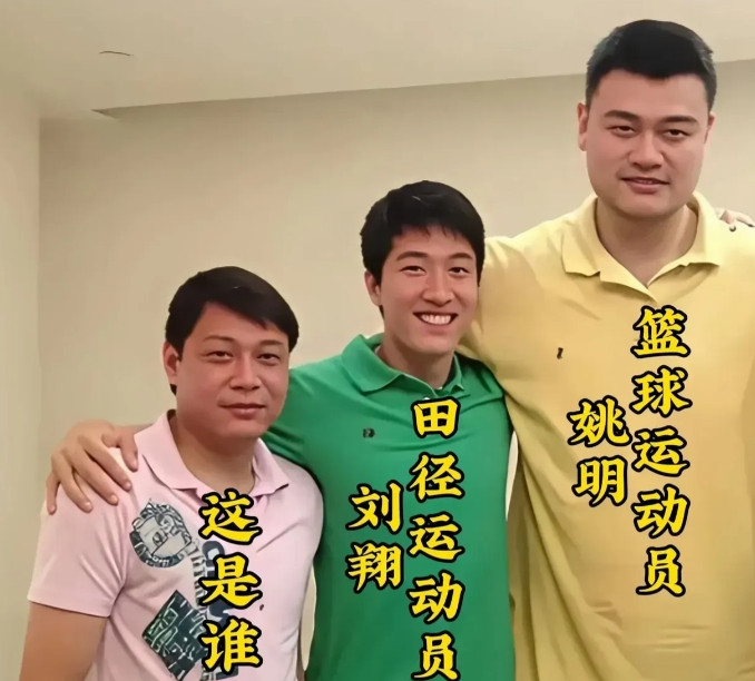 左边那个帅哥看着好眼熟，就是叫不出名字来。[点赞][点赞][点赞]