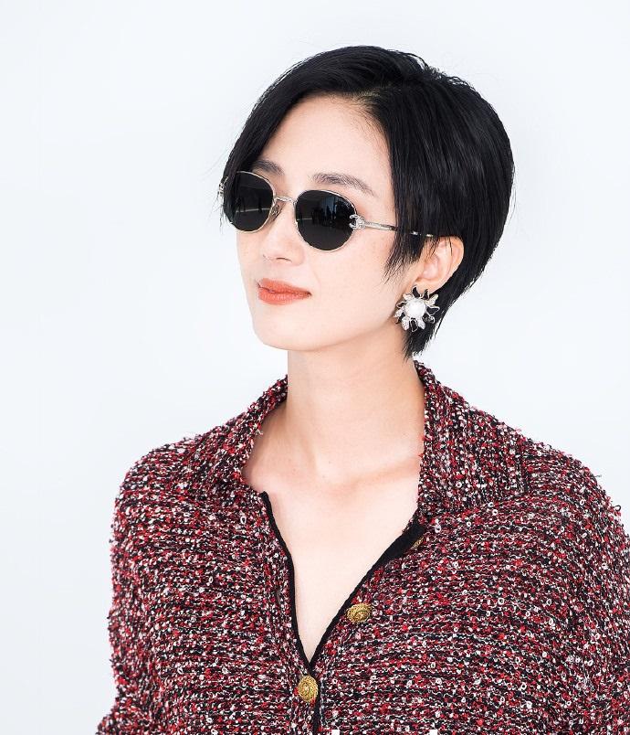 今天桂纶镁在出席香奈儿的时尚活动的时候搭配的很潇洒，看上去年轻又漂亮，气质超好。