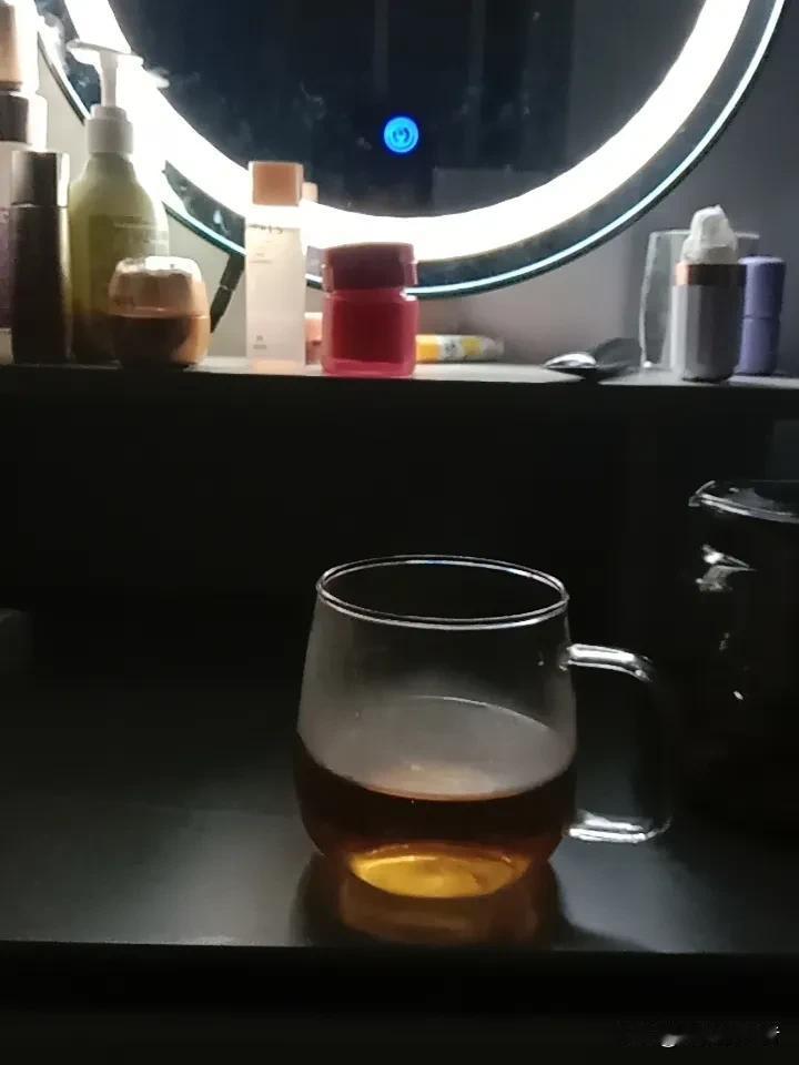 早晨起床,到底喝温水还是凉水?早晨起床喝温水还是凉水，这得看个人情况。肠胃好的